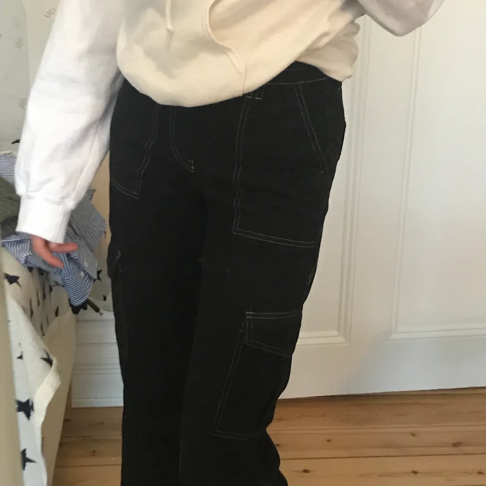 Svarta jeans från UO med vita sömmar, använda ca 2 gånger och är i så gott som nytt skick. Snygg passform men säljer då dom är för korta för mig. Köpta för ca 700kr, säljer för 450+frakt! Kan eventuellt mötas upp i Stockholm annars😌. Jeans & Byxor.
