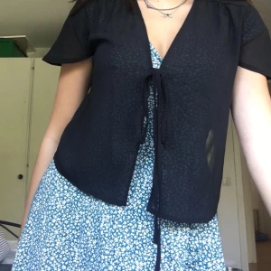 Brandy Melville blus - Gullig blus från brandy Melville, i jättebra skick!!💖