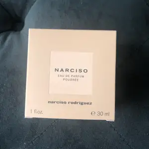 Narciso Eau de Parfum Poudrée 30 ml Endast testad . Nypris 670kr . Inköpt på Åhléns. 