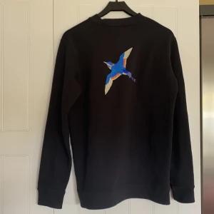 Axel Arigato crewneck - Säljer denna supersnygga crewneck tröjan från Axel Arigato, 100% bomull så den är hur skön som helst! Coolt tryck på ryggen. Inköpt för 1200kr. Storlek XS, men sitter som en s-m. 