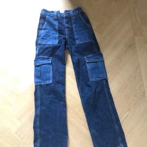 Skate/Streetstyle jeans, snygg passform och endast använda ca 2 gånger! Inga skador eller fläckar. Säljer pga att de är lite för korta för mig :( Köpta för runt 700 kr🥰 Köparen betalar frakt, men kan annars eventuellt mötas upp i Stockholm.