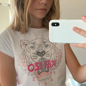 Kenzo t-shirt - Jag säljer min kenzo t-shirt på grund av att den inte kommer till användning. Tröjan är köpt på NK för ca 800kr och den är i ett väldigt bra skick!! Jag kan mötas upp i Ropsten eller frakta. Köparen står för frakten. Priset kan diskuteras