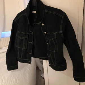 Svart jeansjacka  - En jättefin jeansjacka i fint skick använd ett fåtal gånger är i storlek M men passar bra också till dom som har S också,frakten får man stå för själv