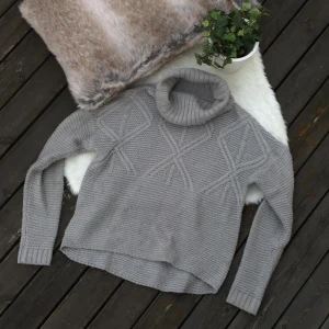 Stickad tröja  - Supermysig stickad tröja i storlek xs men passar även S. Sparsamt använd så i mycket fint skick. Frakt ingår i priset.