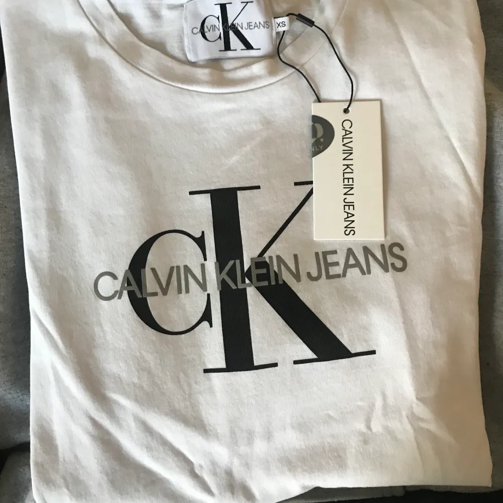  Toppen skick Calvin Klein T-shirt från Zalando. Ordinarie pris 499. Frakten är inräknad.. T-shirts.