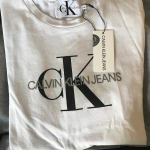  Toppen skick Calvin Klein T-shirt från Zalando. Ordinarie pris 499. Frakten är inräknad.