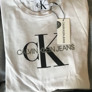 Calvin Klein t-shirt / storlek xs -  Toppen skick Calvin Klein T-shirt från Zalando. Ordinarie pris 499. Frakten är inräknad.