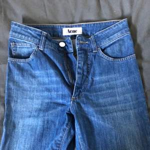 Helt nya jeans från ACNE. Använda fåtal gånger och är i fint skick. De sitter även fint på och är smalare i midjan. Frakt tillkommer!