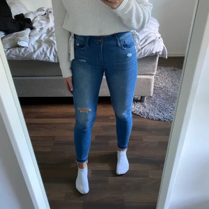 Slitna högmidjade levis jeans - Säljer mina Levis jeans då de inte kommer till användning längre, använda ett fåtal gånger . Jag är ca 170 och de är i stl 26 ungefär som stl 36