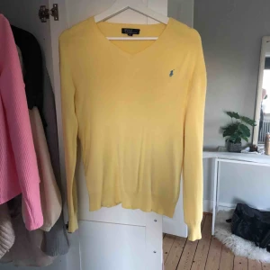  - Den är knappt använd och den köptes för 699 från början. Den är liten i storleken och passar mig som S/M. Buda!!!