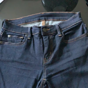 Ralph Lauren jeans - Ralph Lauren jeans, Oanvända. Skitsnygga Skinny jeans som slutar vid ankeln, guldsömmar. Nypris:1200kr. Frakt tillkommer