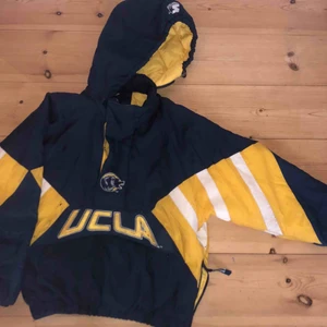  - UCLA täckjacka, shippas från Köpenhamn till Sverige för 129 kr 