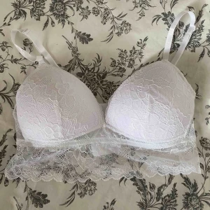  - Säljer denna superfina bralette som är inköpt på Primark i London, den är aldrig använd och därmed i nyskick. Braletten har storlek S 🌸 Betalas med swish och köparen står för frakten 😊