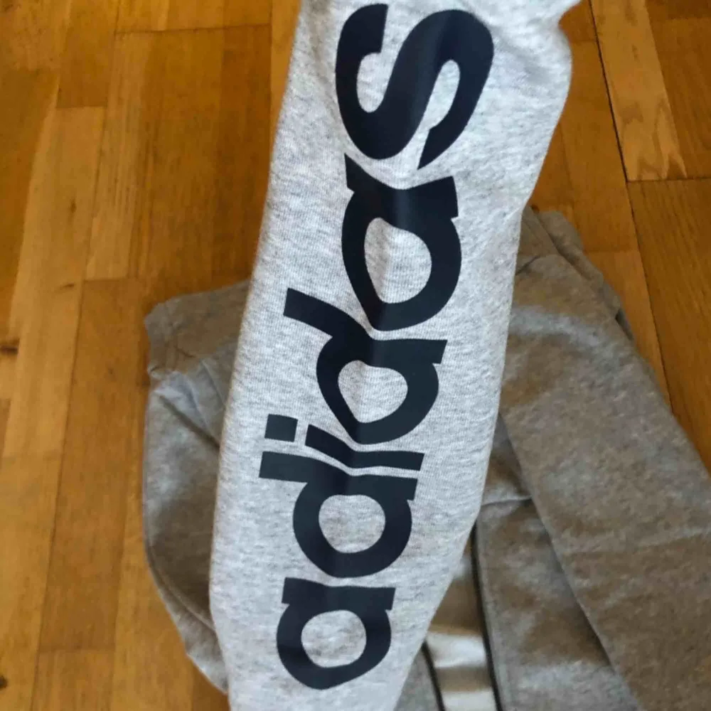 Helt ny Adidas kofta, använd max tre gånger. Köparen står för frakt! Skriv för mer info💕. Hoodies.