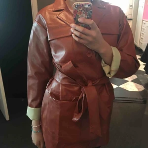  - Jätte fin brun kappa/jacka med matchande bälte! Aldrig använd! Väldigt fin kvalité!  Storlek S/XS 