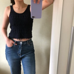 Marinblått linne - Ett marinblått linne med spetsdetaljer från Only. Passar bra såhär inför sommaren.  🦋Fraktkostnad tillkommer🦋