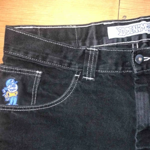  - Polar ’93 Denims jeans. Storlek 30 x 30. Shippas från Köpenhamn till Sverige för 79 kronor 