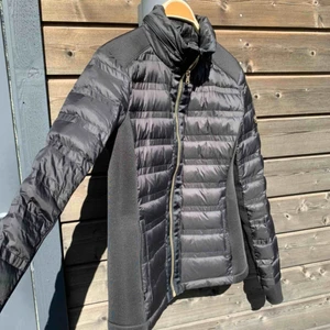  - Säljer min Michael Kors jacka som är använd 5-10 gånger. Dunjacka med ihopviken luva, dragkedja i fram och MK märket på vänster arm. Nypris ca 2000kr 💖