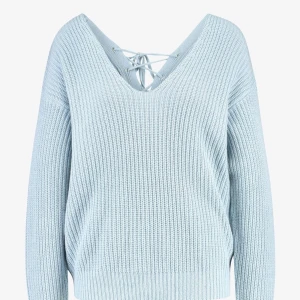 Stickad ljusblå tröja från Nelly - Säljer en helt ny stickad tröja från Nelly.har kvar tröjan i påsen som den kom med. Kostar 299kr på vebben 