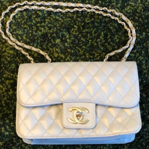 Chanel väska - Jätte snyggt aldrig använd grå Chanel väska. Frakt 100kr