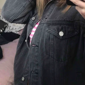 jeansjacka - Svart urtvättad jeansjacka i oversized modell från Missguided. Säljer pga den inte kommer till användning. Storlek 36, men den är oversized så passar även större storlekar🖤