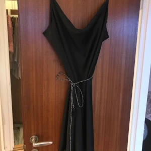 Klänning med skärp  - Aldrig använd, storlek 48 men mycket mindre!