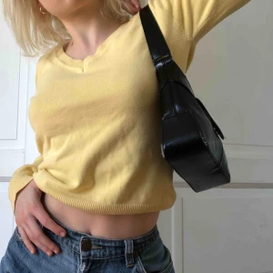  - Underbar tröja i riktigt fin kvalitet och jättefräscht skick, perfekt nu till sommaren:) Storleken passar som en S, men passar säkert xs och m också. Möts upp i Lund/Malmö, annars tillkommer frakt💘