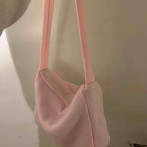 Jättesöt baby rosa och baby blå handväska med blixtlås 🌸 sydd och designad själv, finns fyra stycken!!! Frakt inkluderat i priset.