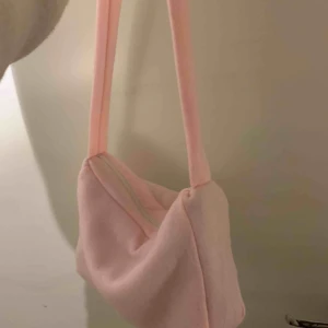  - Jättesöt baby rosa och baby blå handväska med blixtlås 🌸 sydd och designad själv, finns fyra stycken!!! Frakt inkluderat i priset.