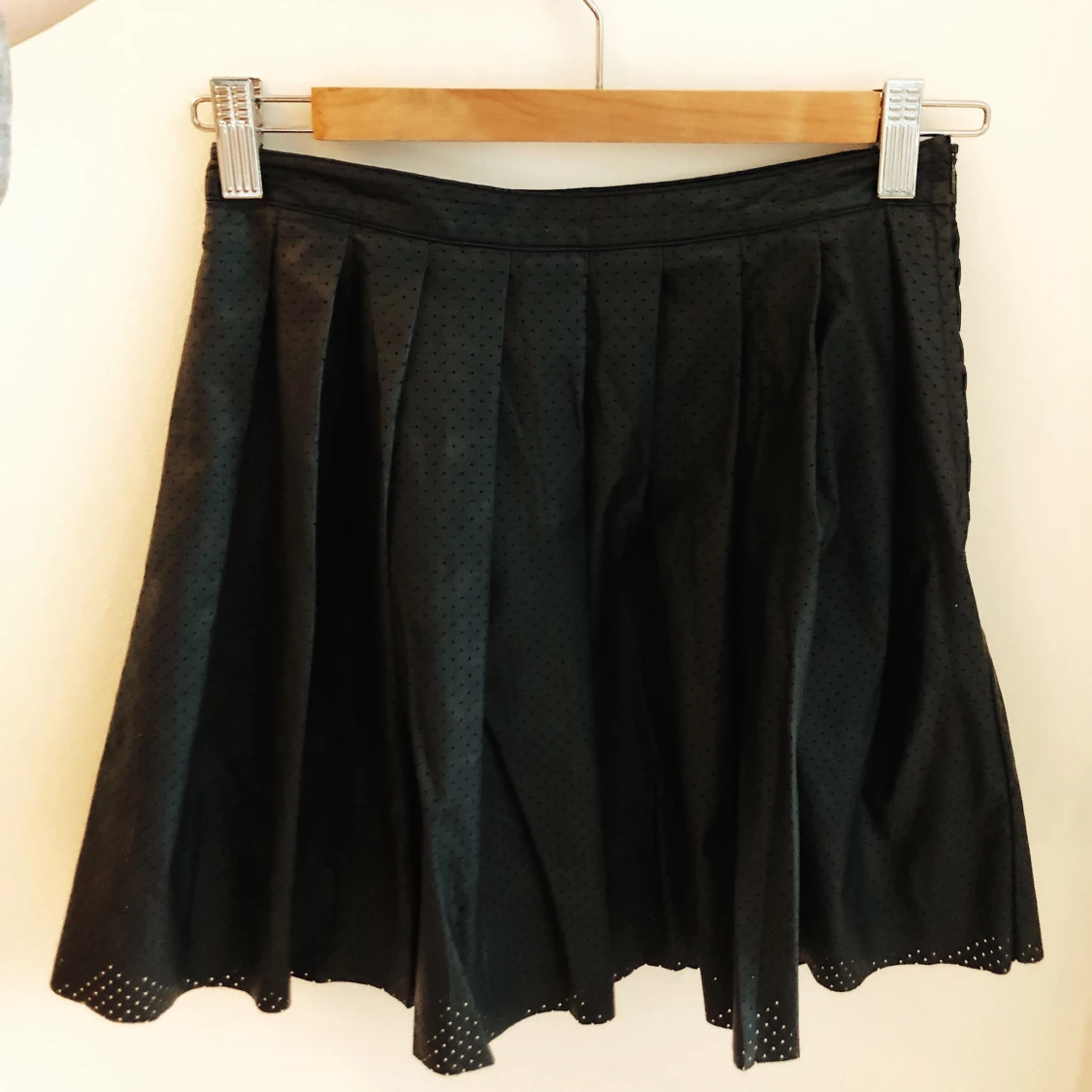 Snyggt klockad kjol i sportigt material