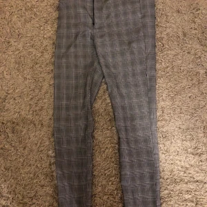 Kostymbyxor från zara - Super fina kostymbyxor från zara i storlek M. Använd 1-2 gånger ute men har inga slitningar eller så. 