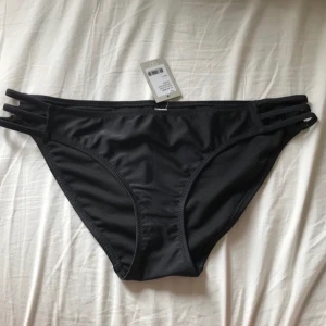 Bikinitrosor, storlek large  - Nya med lapp kvar. 50kr + 23kr frakt. Betalas med swish