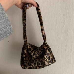  - Fin och egensydd leopardväska med blixtlås❤️❤️ Har bara en bit kvar av detta unika tyg så det finns bara två väskor kvar!!  Först till kvarn!!  Frakt 30 kr