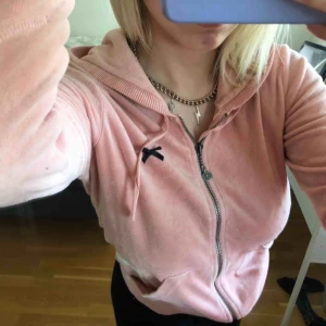  - En ljus råsa kofta med blixtlås från Odd Molly.💗 Jag har alltid fått lite mean girl känsla av denna å de e därför ja tycker om den så mycket! Har lite slitningar på armen. Super söt perfekt för en söt look🤗💗🧠🏄🏼‍♀️💕🎀🛍