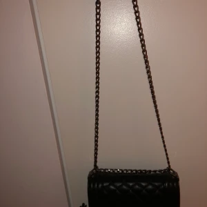 Väska - Säljer en nästan oanvänd Väska! Säljer pga av att den inte är min stil. Köpt för 300 kr. Möts upp i Nacka/Sthlm eller fraktar (köparen står för frakten)❤️