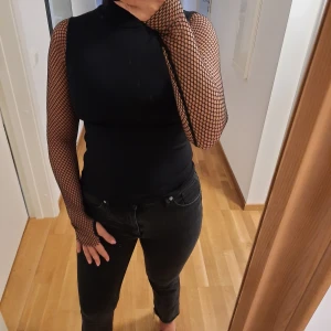 Cool topp från zara  - Cool topp som faktiskt är väldigt bekväm på. Man kan ha en tjocktröja över för att endast visa armdetaljerna. Pris ex frakt