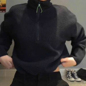  - Blå fleece tröja från weekday. Köpt för 300kr och är knappt använd. Skriv privat om du har någon fråga eller är intresserad!!