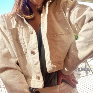  - Jeansjacka i croppad modell. Från weekday i storlek M men jag själv är vanligtvis i storlek Xs-S så den passar nog alla tre storlekar. Väldigt fint skick! Budgivning kan ske