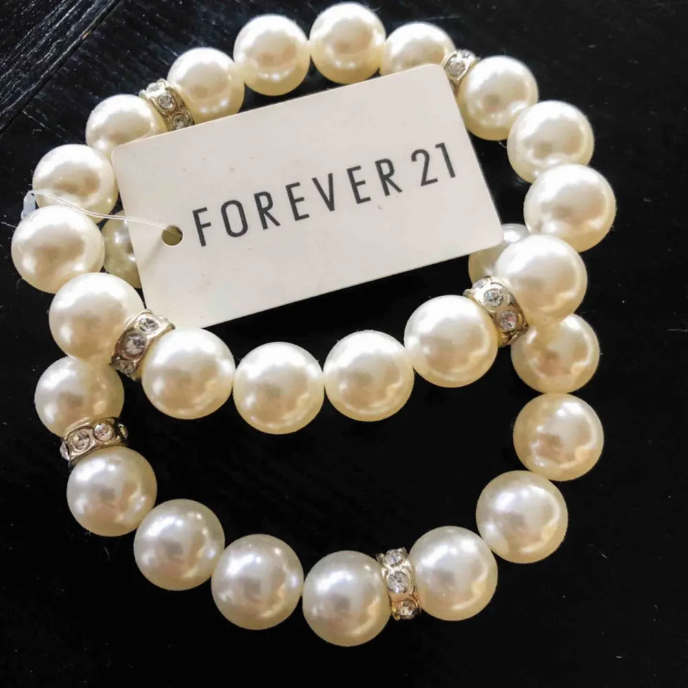 Lapp kvar på pärlarmbandet- oanvänt och i perfekt skick. Frakt tillkommer på 11 kr🥰  #armbandh #pärlarmband #pärlor #smycken #secondhand #forever21 #humana . Accessoarer.