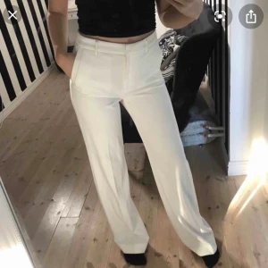 Helt oanvända vita kostymbyxor  - Obs, inte min bild. Säljer samma trendiga skitsnygga byxa som på bilden från märket Stockholm. Storlek 40. Superfräsha till sommaren! Lika snygg till hoodie som till en blus! Helt oanvända med prislapp kvar! Köpta i fel storlek, därför jag säljer :( origi