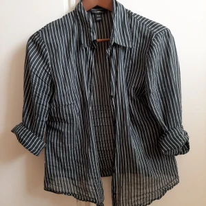 Luftig skjorta - Skjorta i luftigt material som är tunn med inte allt för genomskinlig. Passar perfekt för en varm sommar som till en snygg kavaj. Frakt ingår.