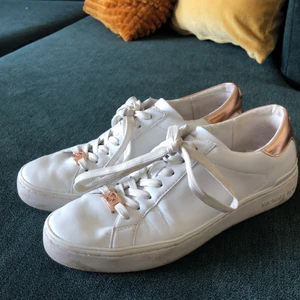 Sneakers MK - Något år gamla sneakers från Michael Kors i vitt och roséguld, sällan använda och i bra skick!