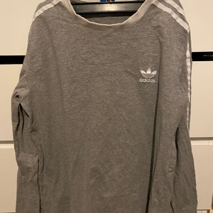 Adidias tröja - Långärmad grå adidaströja i jättefint skick. Säljes pga kommer inte till användning.