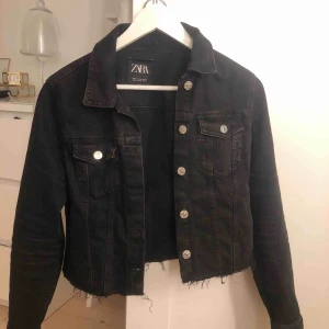  - Säljer min sjukt snygga jeans jacka från Zara! Storlek M men passar verkligen S och en stor XS! Riktigt bra kvalité 😍