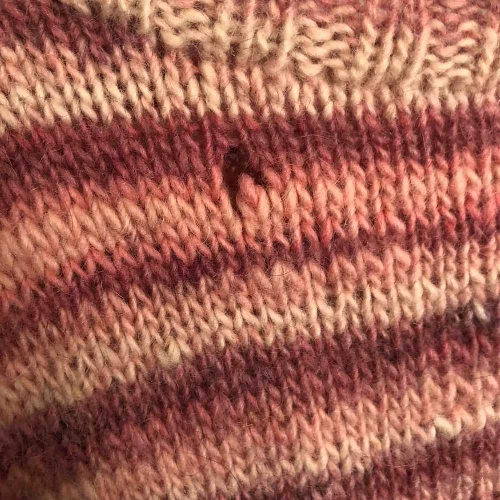 Säljer denna stickade tröja köpt på myrorna, står ingen storlek i då jag tror den är hemmagjord. Tröjan har ett hål på en av sidorna som säkert går att laga🍄. Stickat.