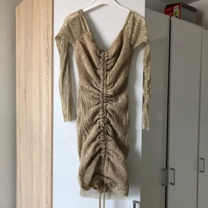 PLT klänning guld - Gullig shimmrig klänning från pretty little thing! Aldrig använd, skit snygg till fest & glamour. Tyvärr var den för liten för mig och säljer därför den. Inköps pris var runt 300-400. Är många intresserade blir det budgivning!!!! 