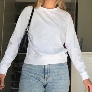 Vit sweatshirt  - Vit sweatshirt. Står inte för postens slarv, köparen står för frakt och pris kan diskuteras.
