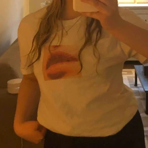  - Supersnygg vit t-shirt med print, bra skick och använd bara fåtal gånger. Priset kan diskuteras som vanligt. 