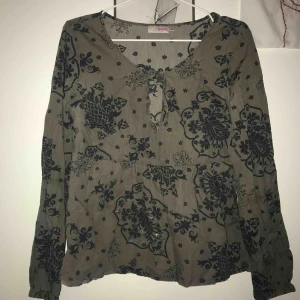  - Jättefin blus med blommigt mönster och snörning fram. Står 40 i men jag har ofta small och den funkar på mig! Skulle säga medium. 