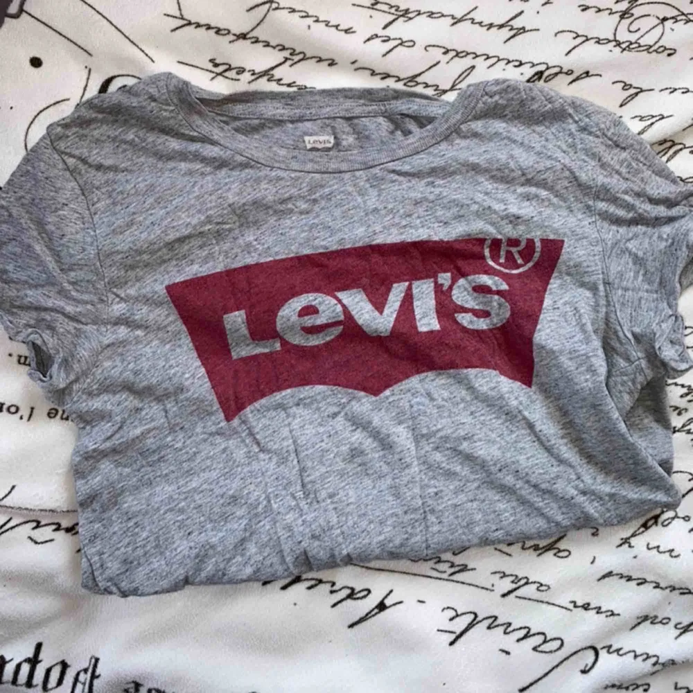En grå Levi’s tröja med röd tryck! . T-shirts.